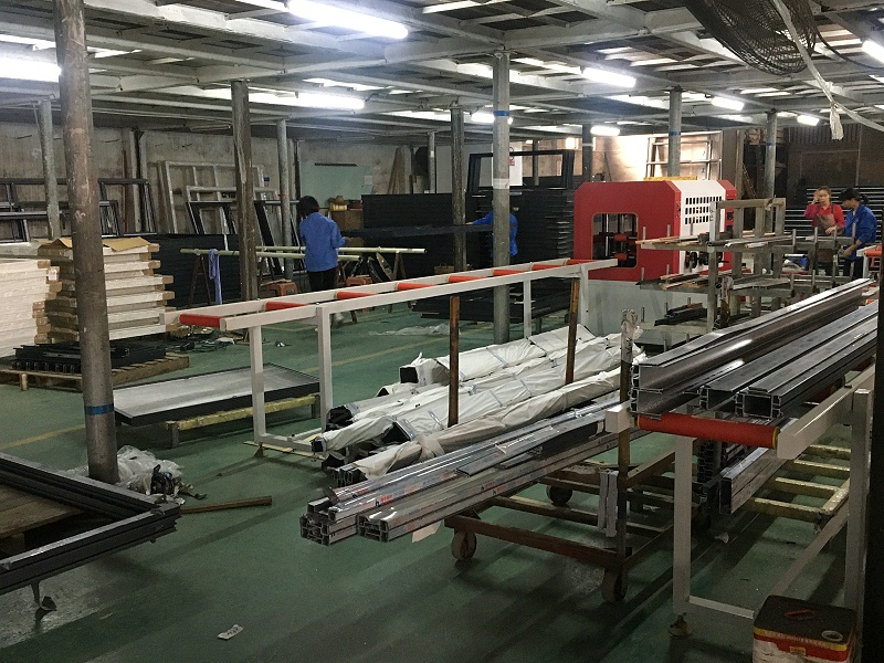 什么？你家的鋁合金門窗只要300元/平？年輕人，耗子喂汁！