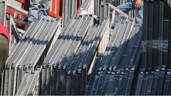 長安oppo工業(yè)園鋁合金門窗工程產品裝車-樓上樓門窗