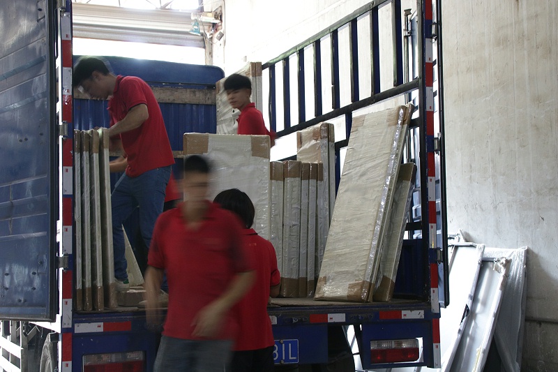 樓上樓門(mén)窗-廣州麓湖大廈工程門(mén)窗裝車(chē)